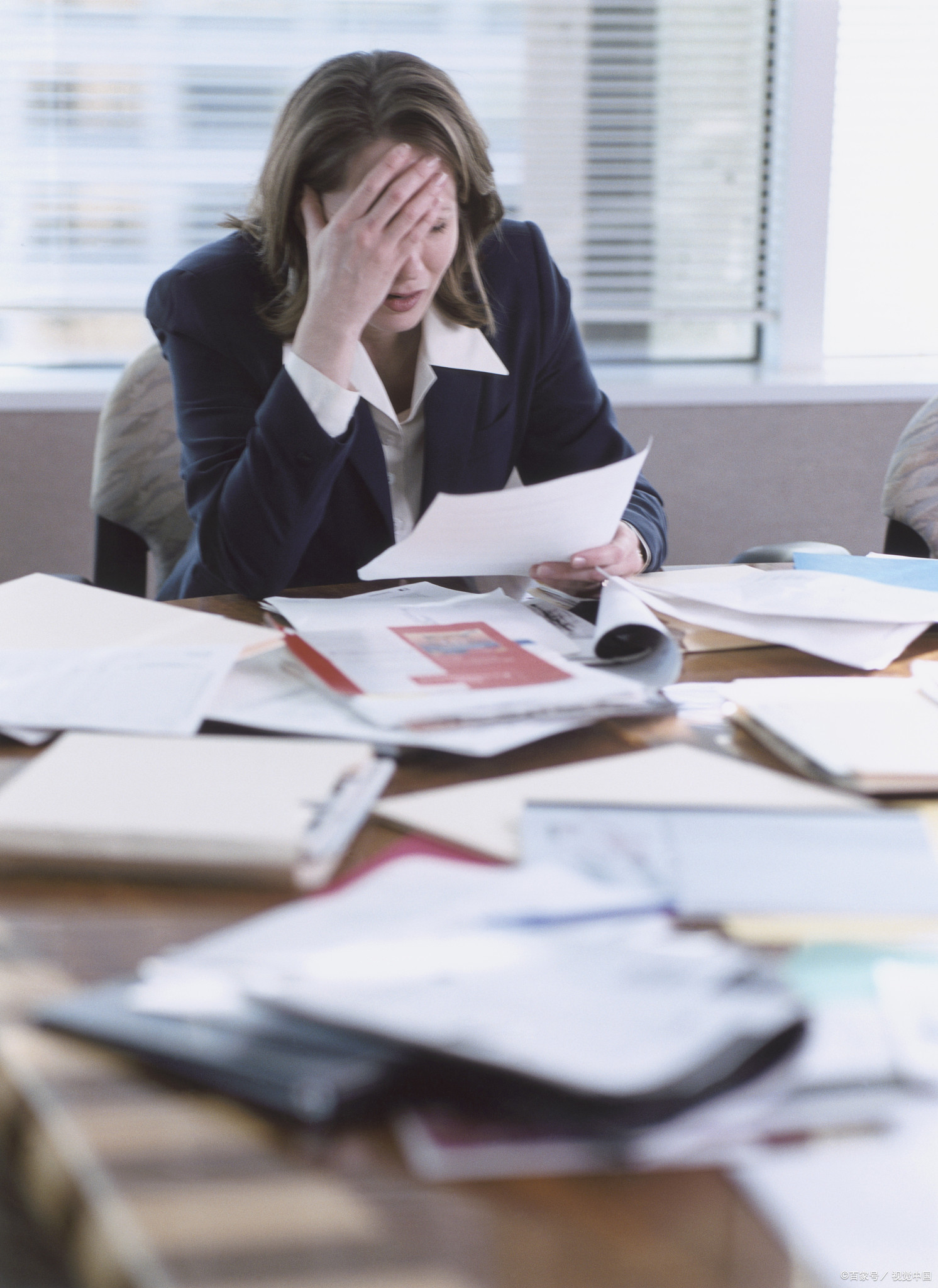 焦虑围城：当代上班族的“精神流感”大流行