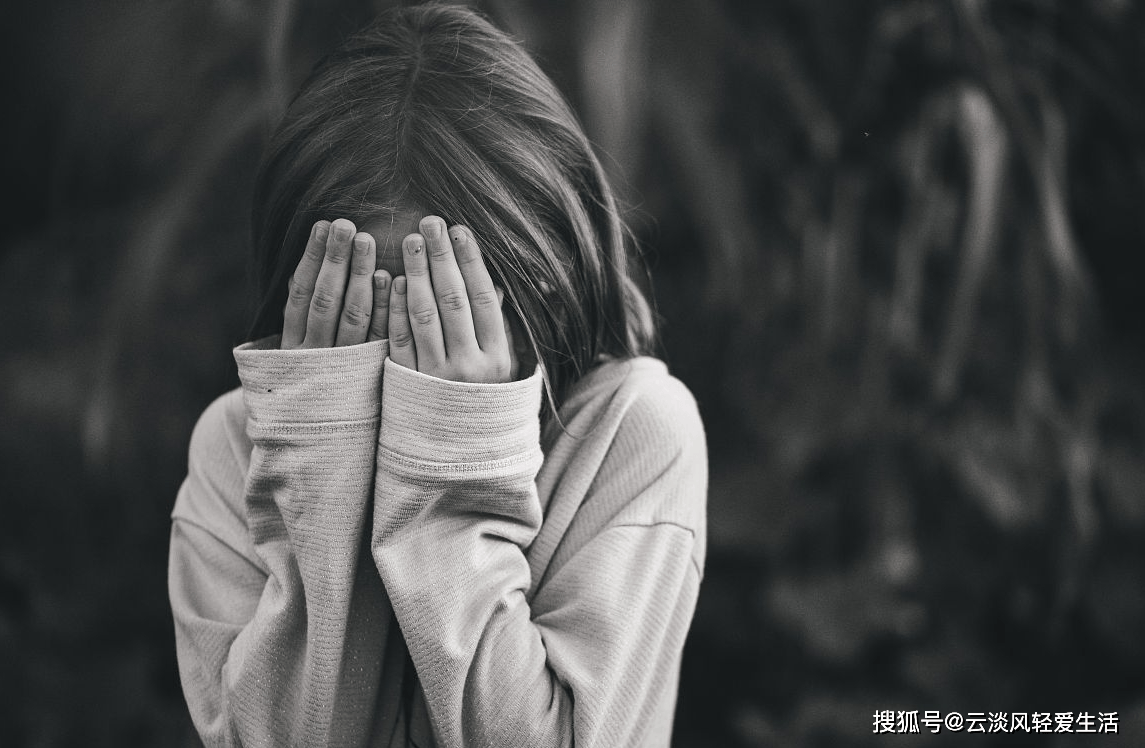 情绪低落是心灵的“小感冒”，抑郁症则是需要专业治疗的“慢性病”