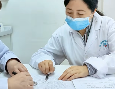 孩子抽动、厌学、情绪差，为什么越治越乱?到郑州军海找北京专家，一次性讲清楚、理明白!